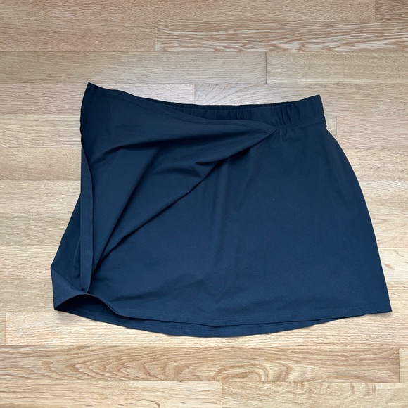 ⚡️ 24 HOUR SALE ⚡️ Abercrombie & Fitch Black Traveler Activewear Skirt - Picture 4 of 9